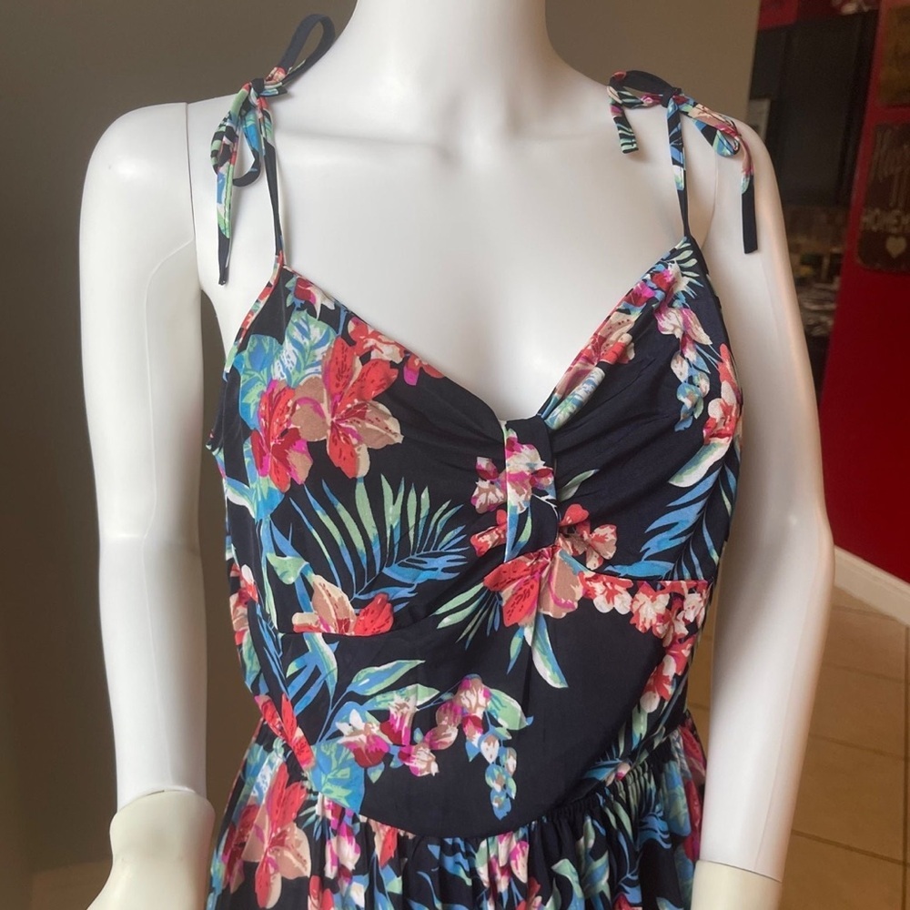 Dark Navy New Women’s Floral Tropical Jumpsuit size
XL
For Size 14
New - Picture 9 of 9